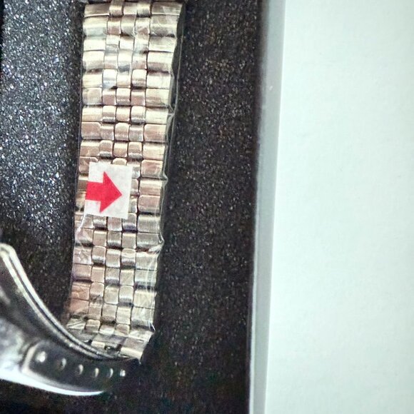 NWT - Disney Adult Classic Metal Bracelet Analog Quartz Watch - Picture 13 of 16